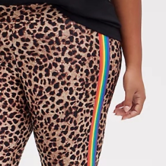 Torrid Liquid Leopard 🐆 Leggings - Picture 7 of 9